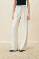 Pantalones Norma blancos de pernera curva con cordón