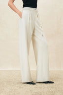 Pantalones Norma blancos de pernera curva con cordón