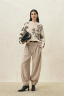 Sweater Bersulam Poppy dalam Rajutan Bulu Tebal