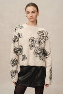 Sweater Bersulam Poppy dalam Rajutan Bulu Tebal