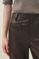 Seren Hose mit aufgesetzten Taschen und geradem Bein aus weichem Kunstleder